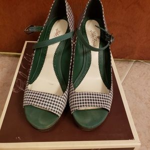 Size 6 Green polka dot wedges